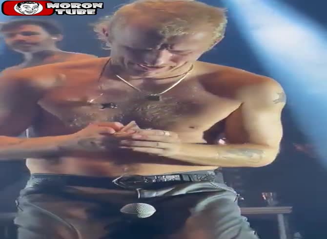 Video :The gesture of this singer in the middle of a concert shocks his audience
